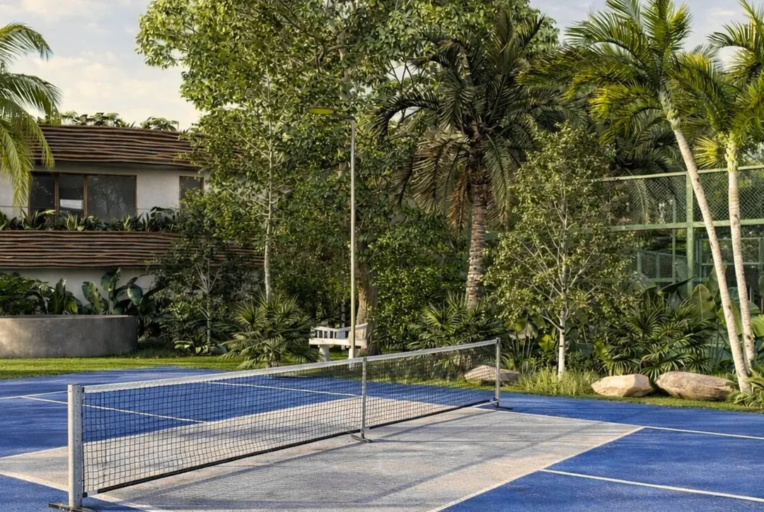 La cancha de pickleball rodeada de vegetación